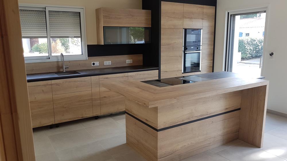 Cuisine-design-moderne-bois-clair-noir
