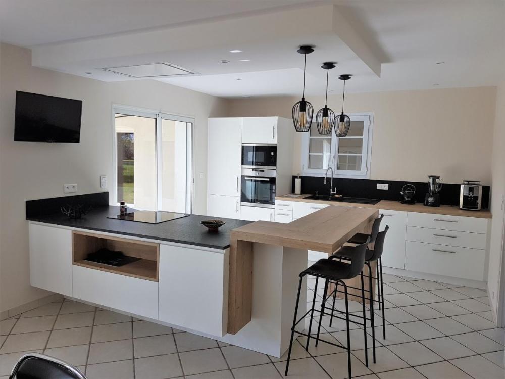 Cuisine-moderne-blanc-noir-bois
