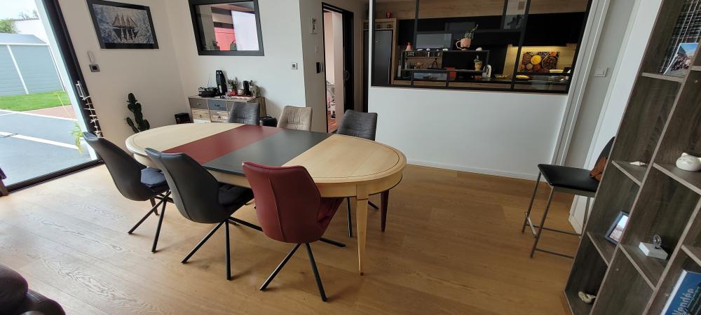 Table-salon-bois-noir-rouge