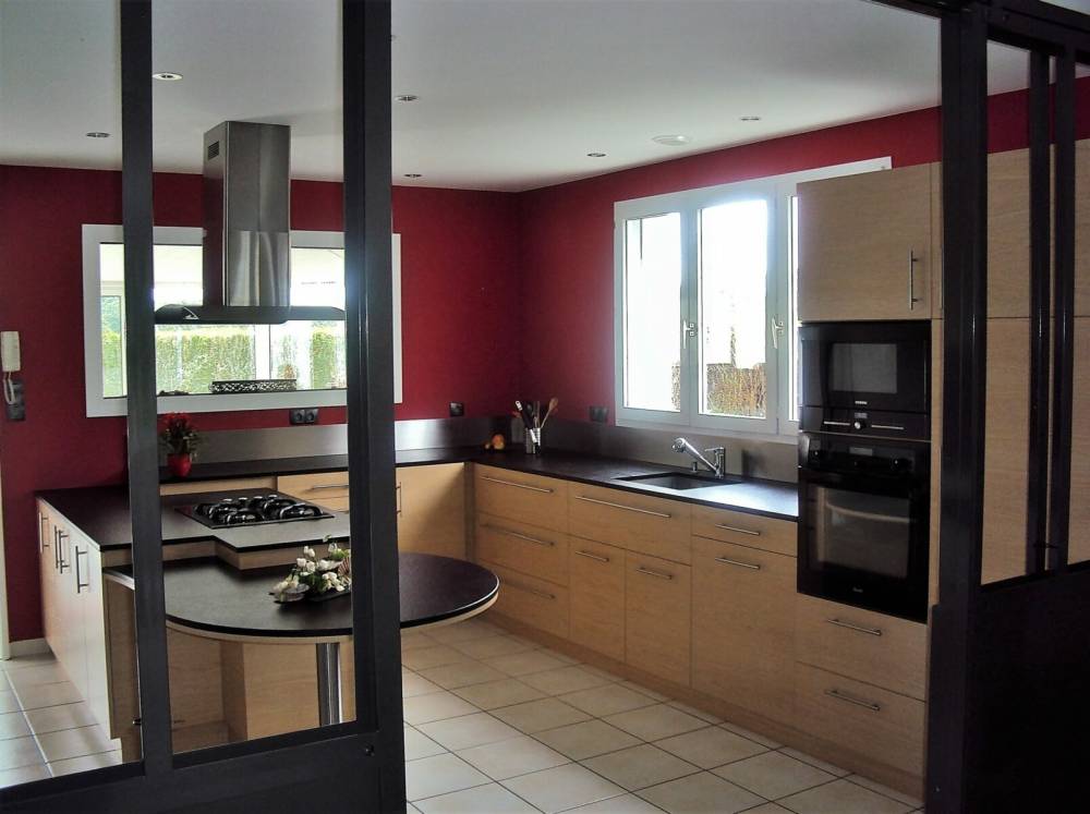 Cuisine-bois-noir-rouge
