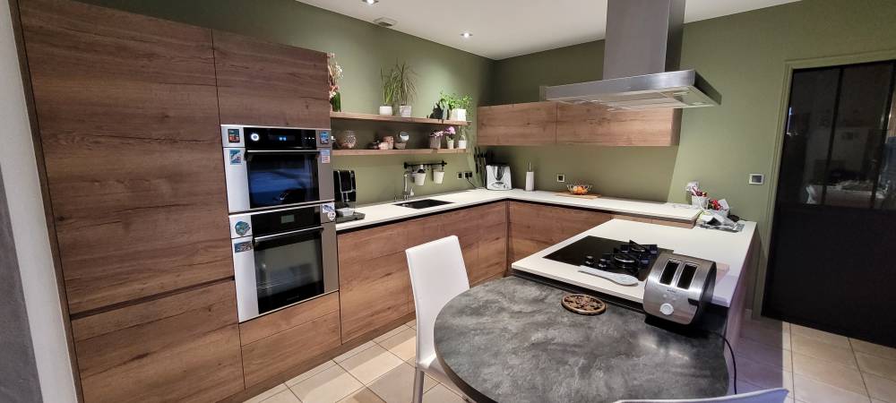 Cuisine-bois-blanc-vert-olive