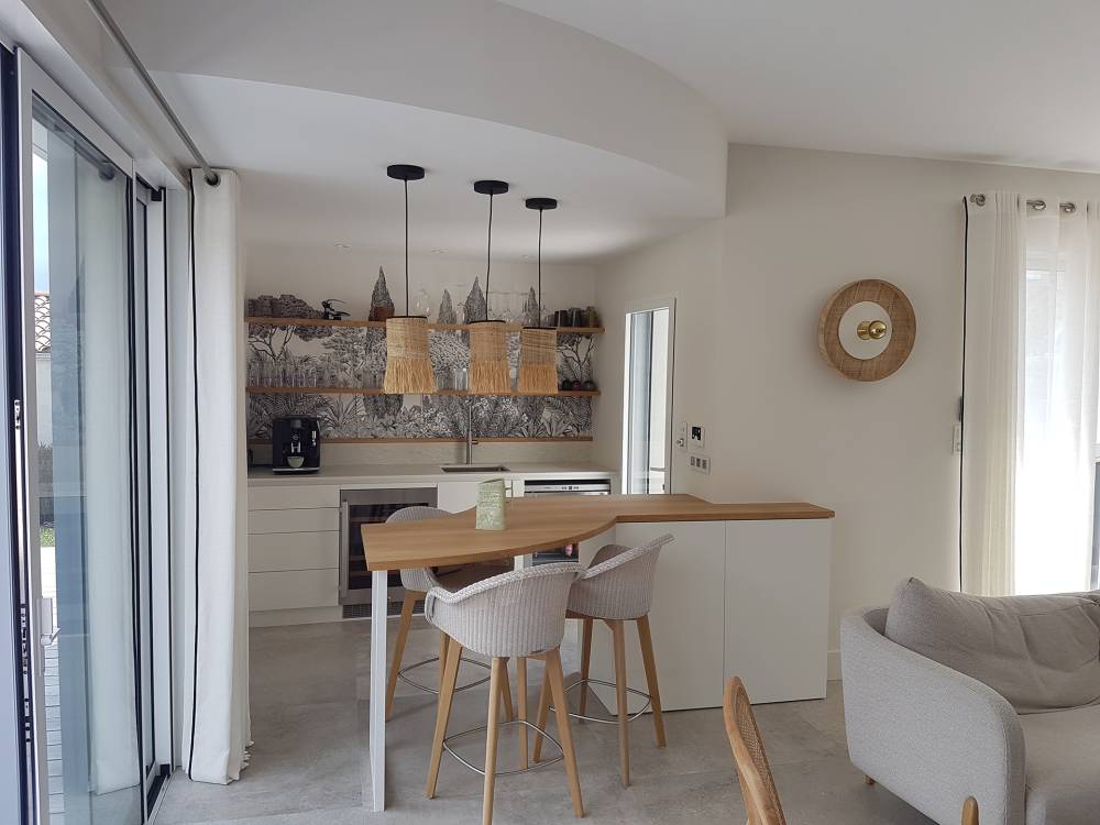 Petite-cuisine-moderne-blanc-bois