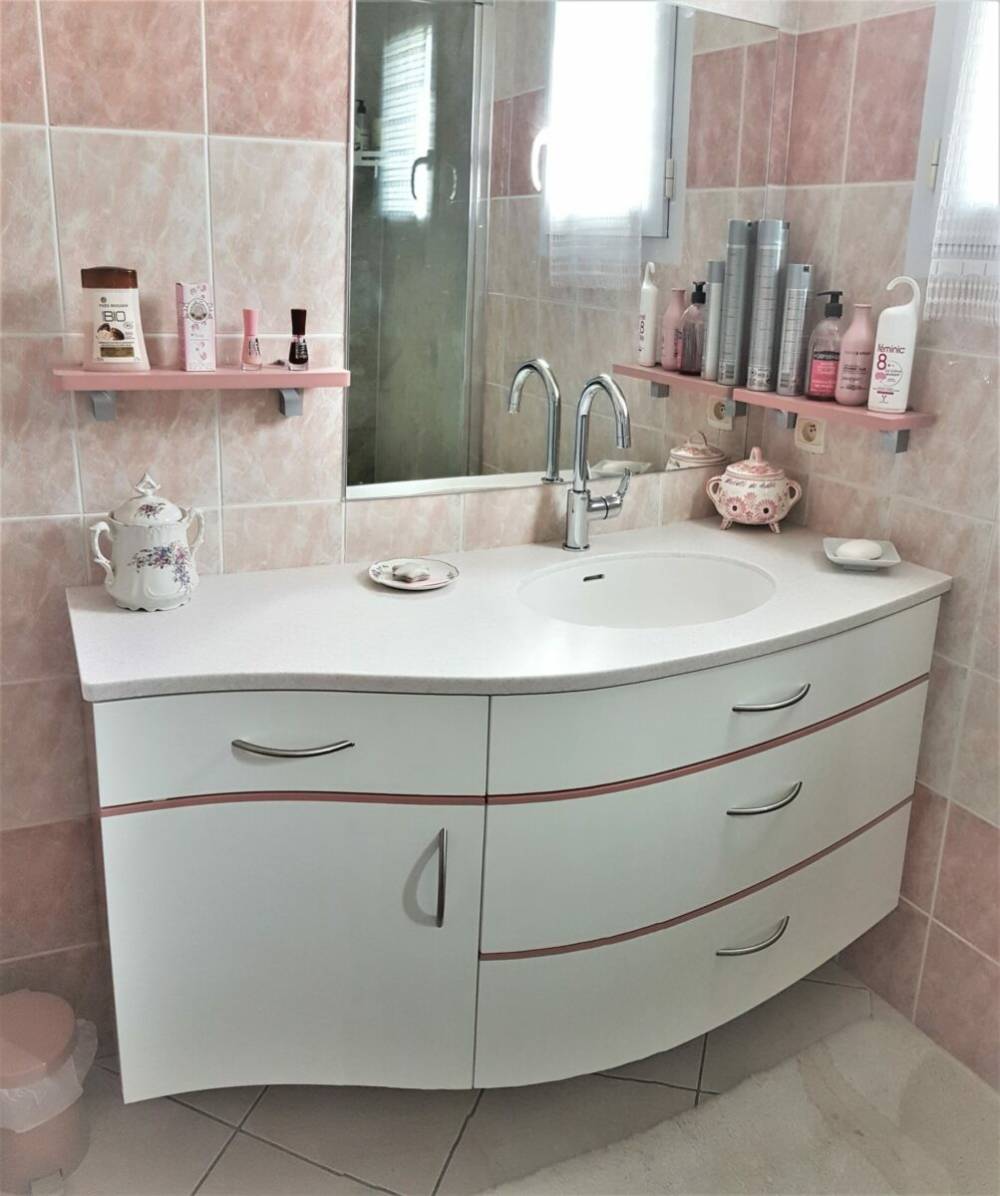 Meuble-vasque-blanc-rose-pale