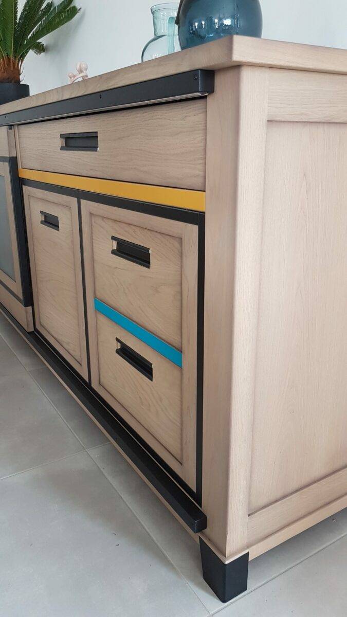Meuble-design-industriel-bois-noir-jaune-bleu