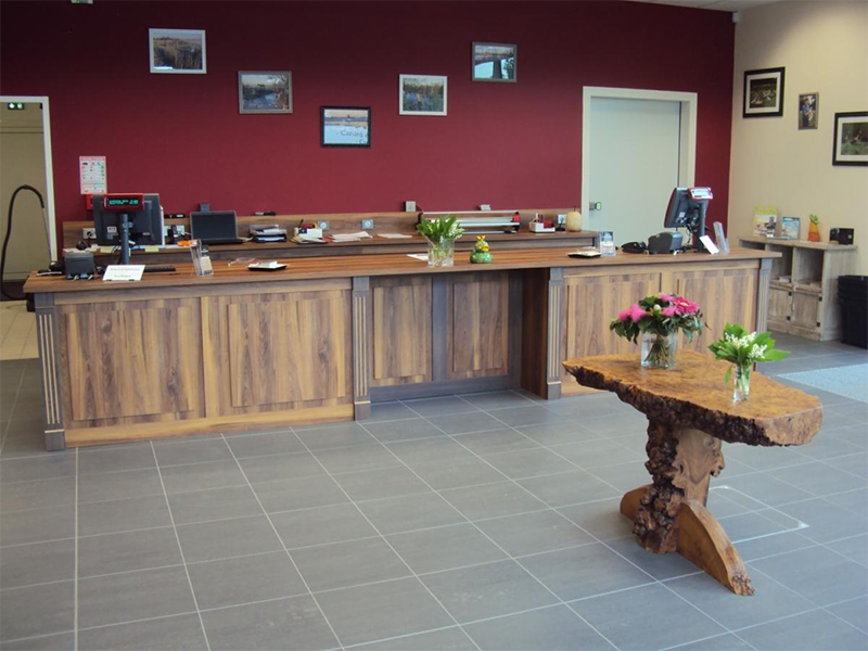 Meuble-contoir-magasin-bois-foncé